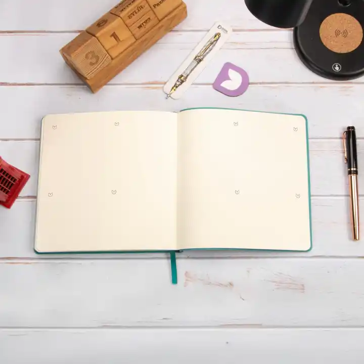 16,5x16,5 cm Füme Yumuşak Deri Kapak Noktalı Tarihsiz Dikişli Not Okul Defteri