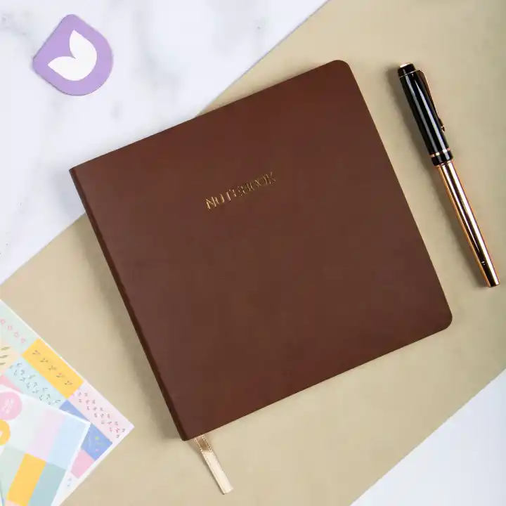 16,5x16,5 cm Kahverengi Yumuşak Deri Kapak Noktalı Tarihsiz Dikişli Not Okul Defteri