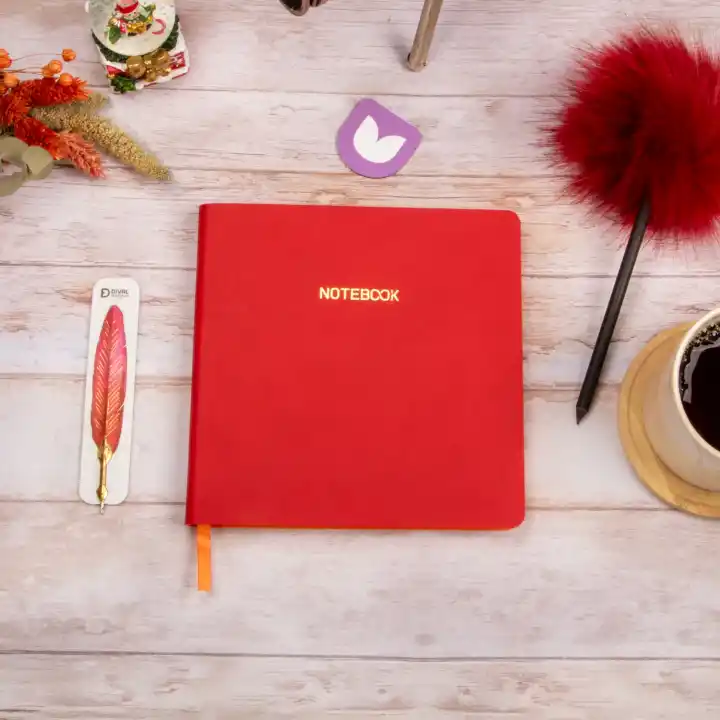 16,5x16,5 cm Kırmızı Yumuşak Deri Kapak Noktalı Tarihsiz Dikişli Not Okul Defteri