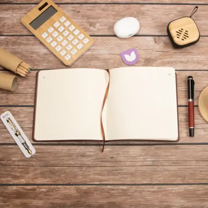 16,5x16,5 cm Krem Yumuşak Deri Kapak Noktalı Tarihsiz Dikişli Not Okul Defteri