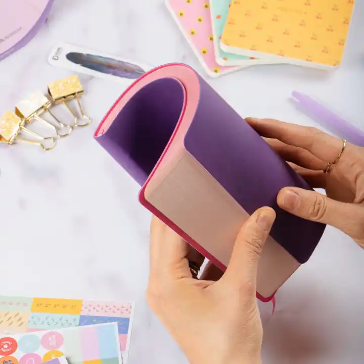 16,5x16,5 cm Mor Yumuşak Deri Kapak Noktalı Tarihsiz Dikişli Not Okul Defteri