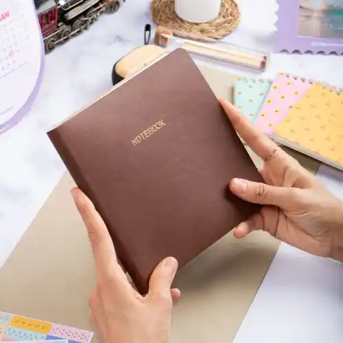 16,5x16,5 cm Kahverengi Yumuşak Deri Kapak Noktalı Tarihsiz Dikişli Not Okul Defteri