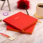 16,5x16,5 cm Kırmızı Yumuşak Deri Kapak Noktalı Tarihsiz Dikişli Not Okul Defteri