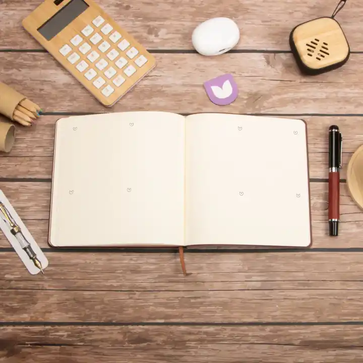 16,5x16,5 cm Krem Yumuşak Deri Kapak Noktalı Tarihsiz Dikişli Not Okul Defteri