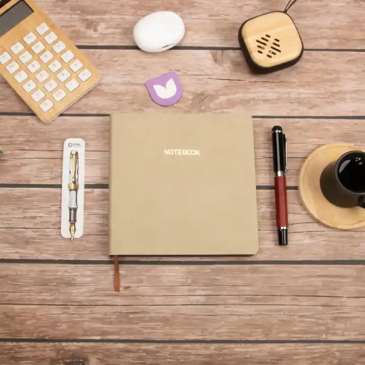 16,5x16,5 cm Krem Yumuşak Deri Kapak Noktalı Tarihsiz Dikişli Not Okul Defteri