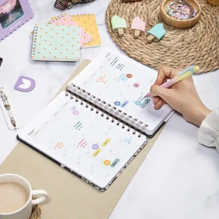 2025-2026 A5 Akademik Ajanda Spiralli Kuşe Kapak 16 Aylık - Yıldızlı Kedi