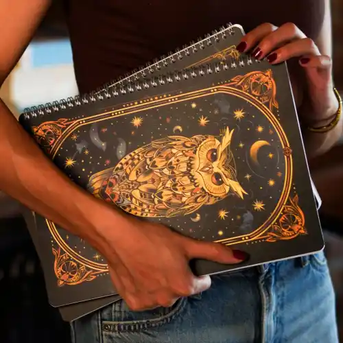 A4 Spiralli Kareli Okul Defteri 2’li Set – Karton Kapak, Ders Programlı – Mistik Serisi Baykuş ve Geyik