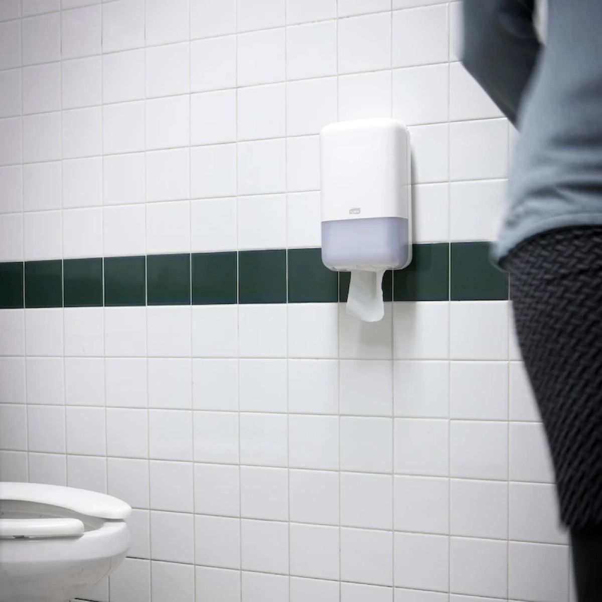 Tork 556000 Katlamalı Tuvalet Kağıdı Dispanseri Beyaz