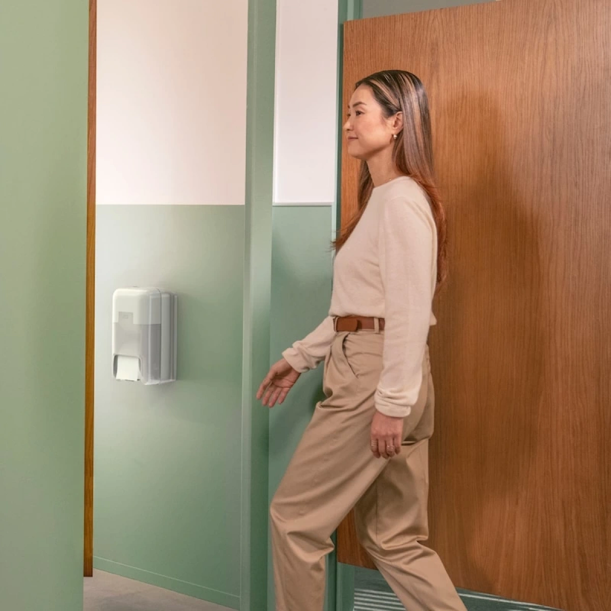 Tork 558041 Optiserve® Kartonsuz Çift Rulo Hazneli Tuvalet Kağıdı Dispanseri Beyaz