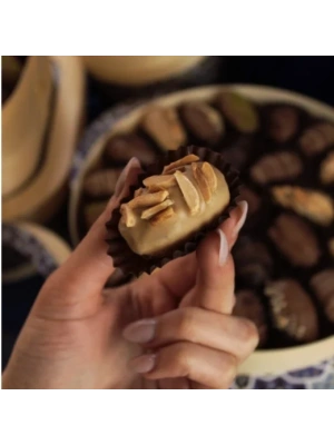 Çikolata Kaplı Badem Parçacıklı Dolgulu Hurma