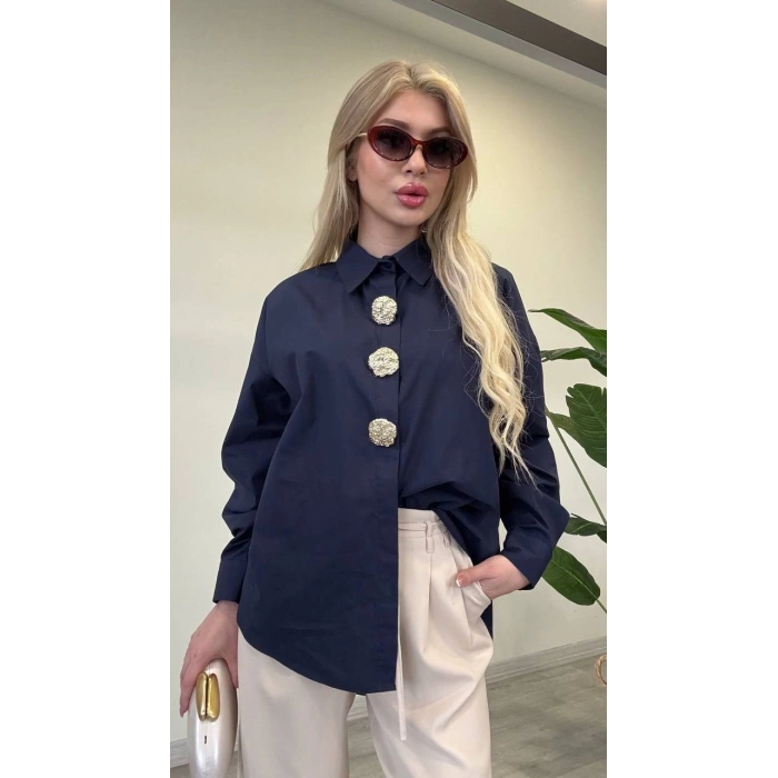 BROŞ DETAYLI GÖMLEK