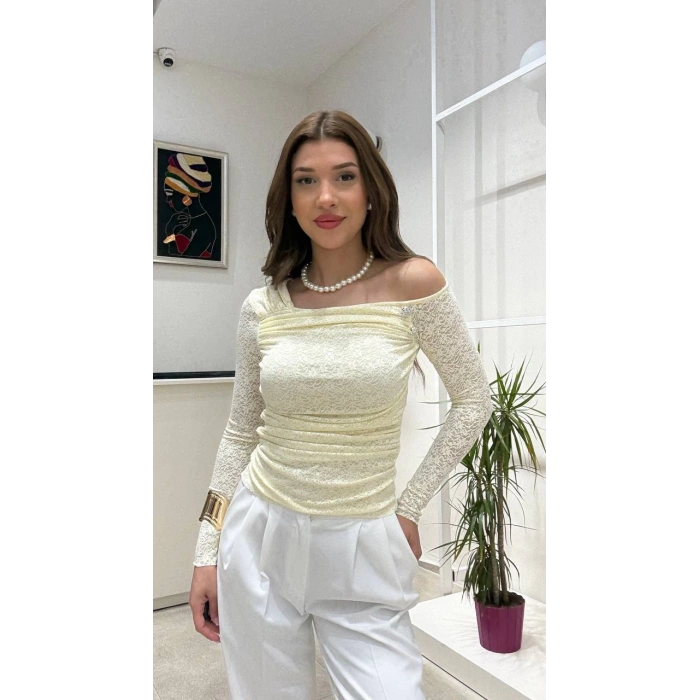 DANTEL OMUZ DETAYLI BLUZ