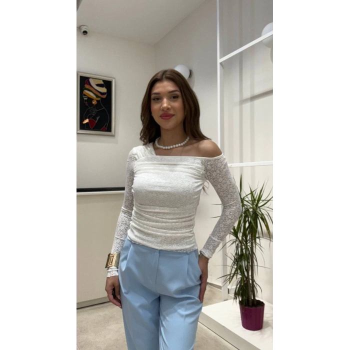DANTEL OMUZ DETAYLI BLUZ