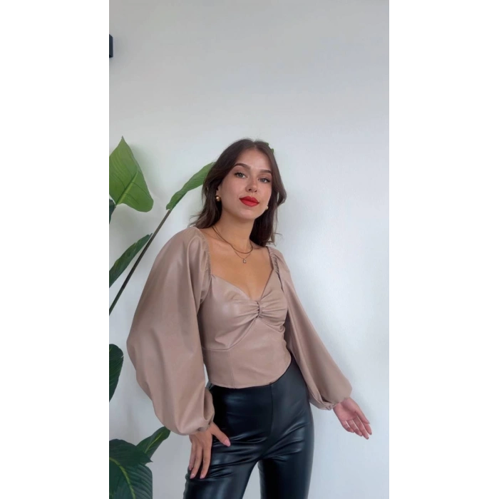 GÖĞÜS DETAYLI DERİ BALON KOL BLUZ
