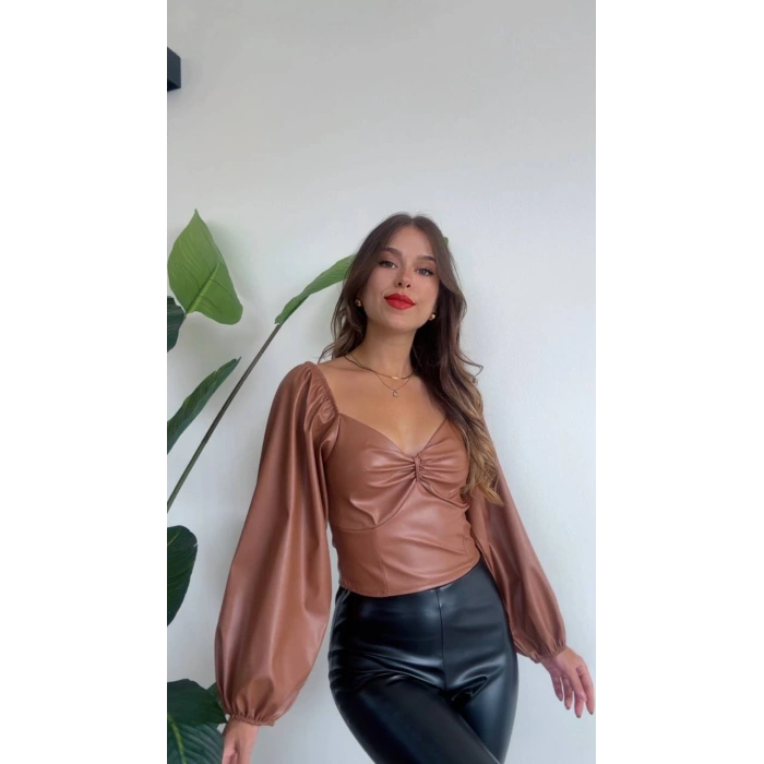 GÖĞÜS DETAYLI DERİ BALON KOL BLUZ