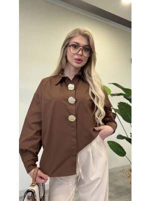 BROŞ DETAYLI GÖMLEK