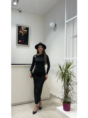 UZUN KOLLU BROŞ DETAYLI SANDY ELBİSE