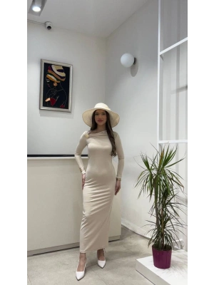 UZUN KOLLU BROŞ DETAYLI SANDY ELBİSE