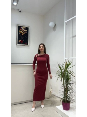 UZUN KOLLU BROŞ DETAYLI SANDY ELBİSE