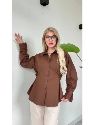 YANLARI DÜĞMELİ GÖMLEK