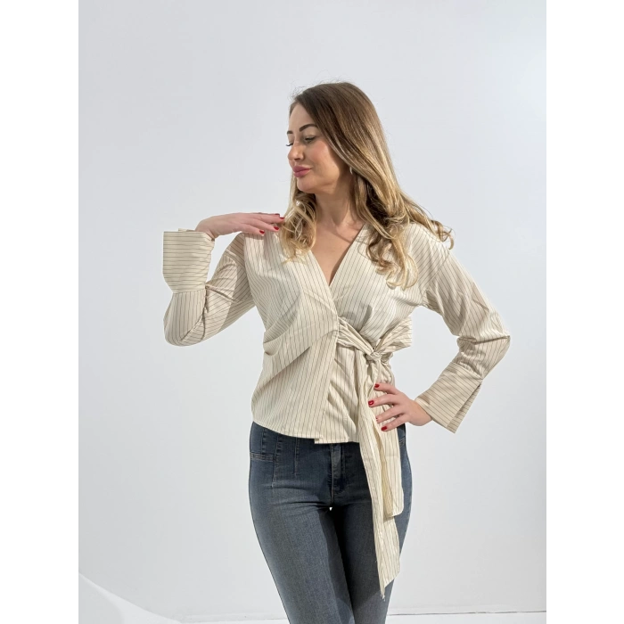 ÖNÜ BAĞLAMA DETAYLI BLUZ ÇİZGİLİ