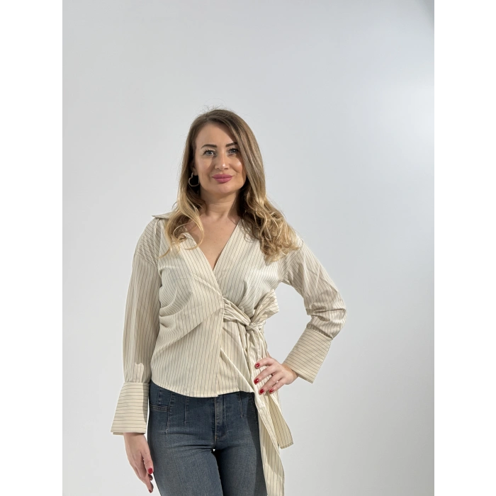 ÖNÜ BAĞLAMA DETAYLI BLUZ ÇİZGİLİ