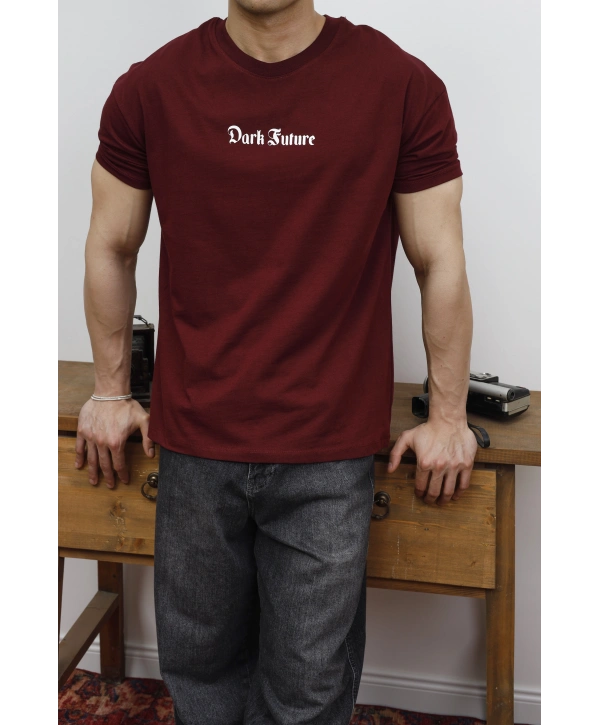 OVERSİZE DARK FUTURE BASKI BORDO KOLLAR DAR KESİM T-SHİRT