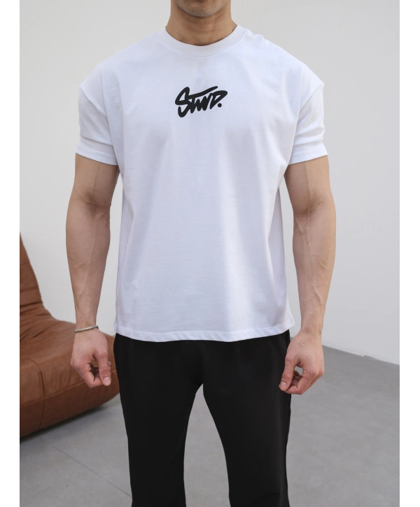 OVERSİZE BEYAZ SWD BASKILI KOLLAR DAR KESİM T-SHİRT