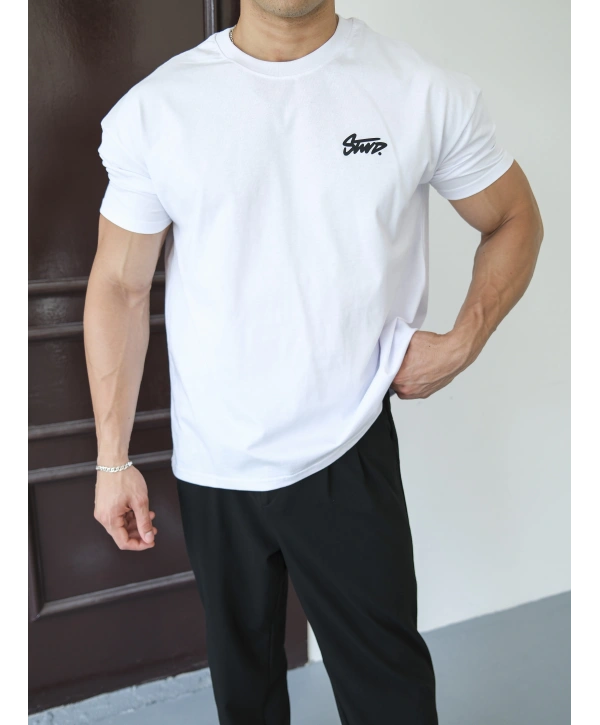 OVERSİZE BEYAZ SWD SIRT BASKILI KOLLAR DAR KESİM T-SHİRT