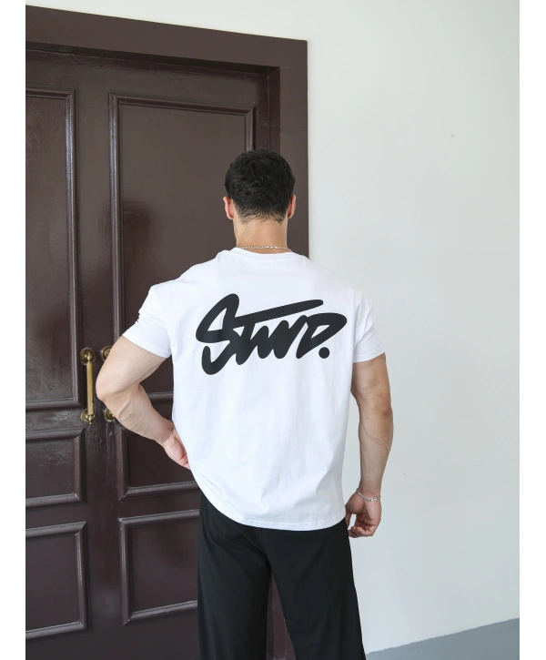 OVERSİZE BEYAZ SWD SIRT BASKILI KOLLAR DAR KESİM T-SHİRT