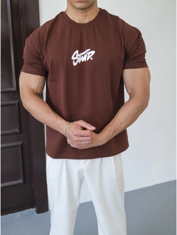 OVERSİZE KAHVERENGİ SWD BASKILI KOLLAR DAR KESİM T-SHİRT