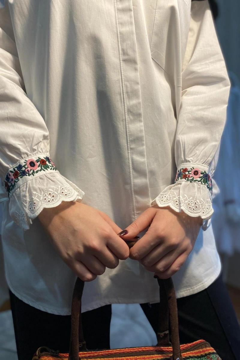 Kolu Bordo Çiçek Nakışlı Rumeli Gömlek - Beyaz