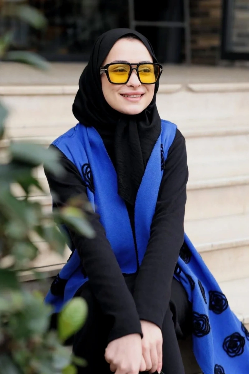 Süzene Siyah Çiçek Nakışlı Yelek Mavi