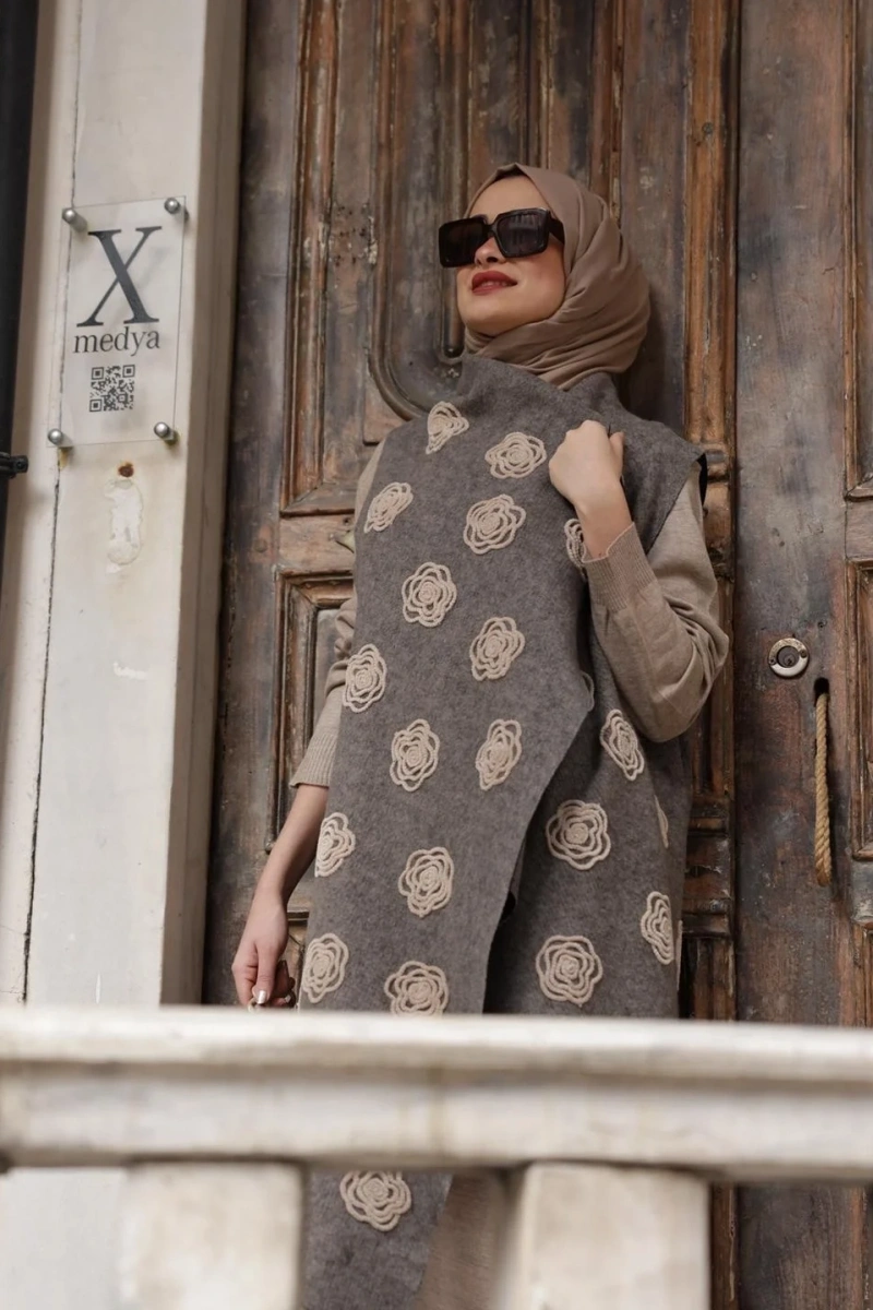 Süzene Bej Çiçek Nakışlı Yelek Vizon