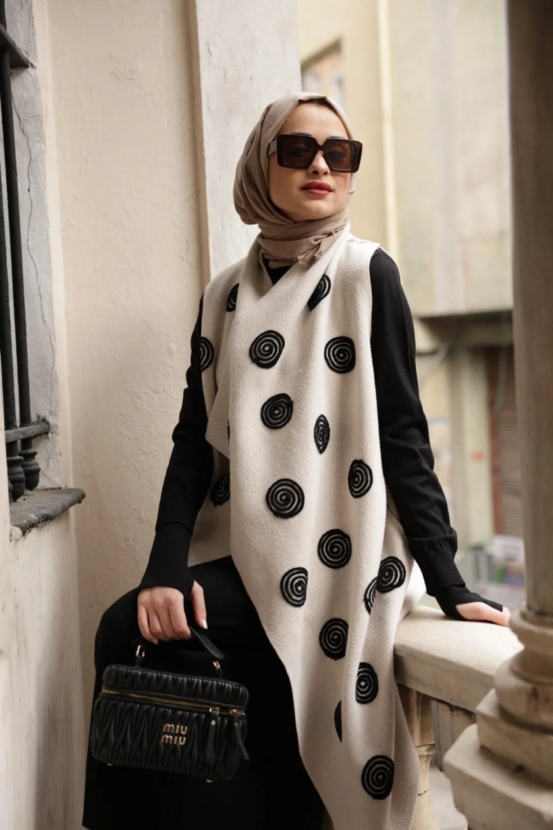 Süzene Siyah Daire Nakışlı Bej Yelek