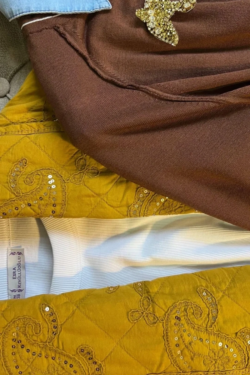 Pul İşlemeli Kapitone Kısa Ceket - Hardal