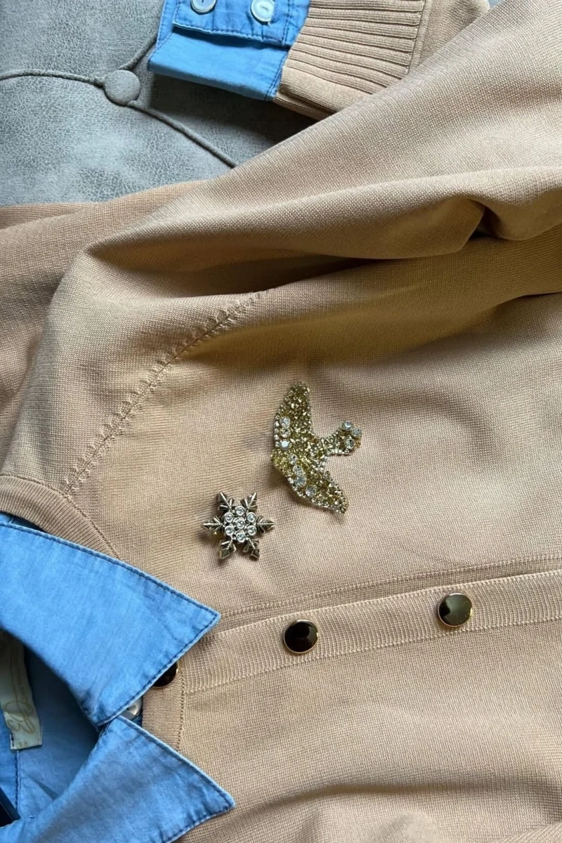 Merserize Kuş Broşlu Hırka - Camel