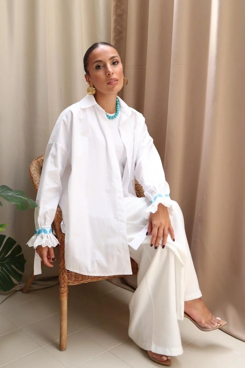 Kolu Mavi Çiçek Nakışlı Rumeli Gömlek - Beyaz