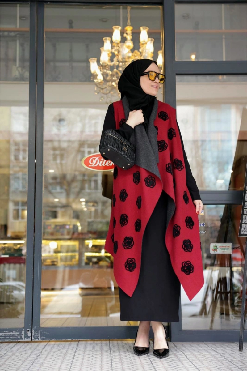 Süzene Siyah Çiçek Nakışlı Yelek Bordo