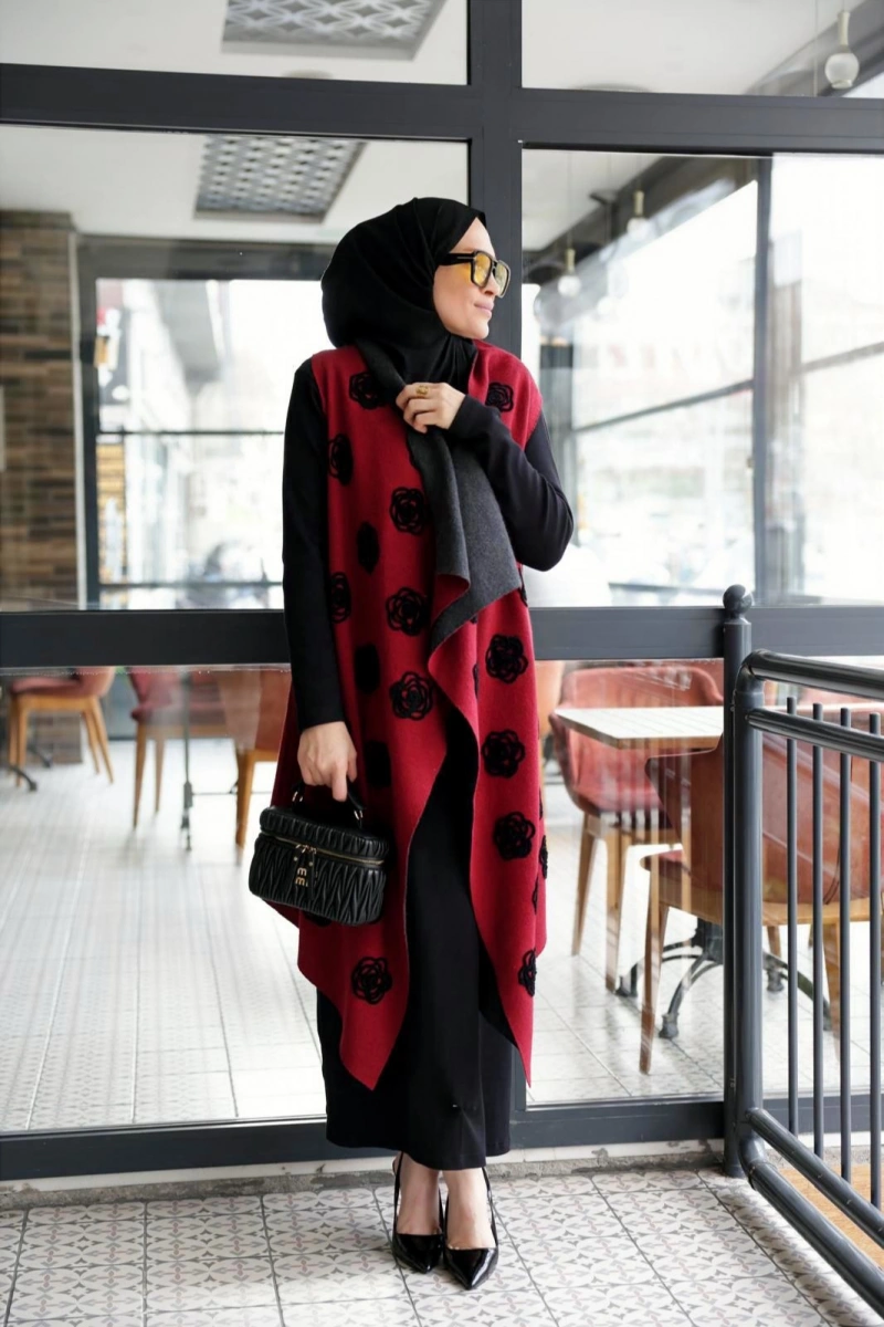 Süzene Siyah Çiçek Nakışlı Yelek Bordo