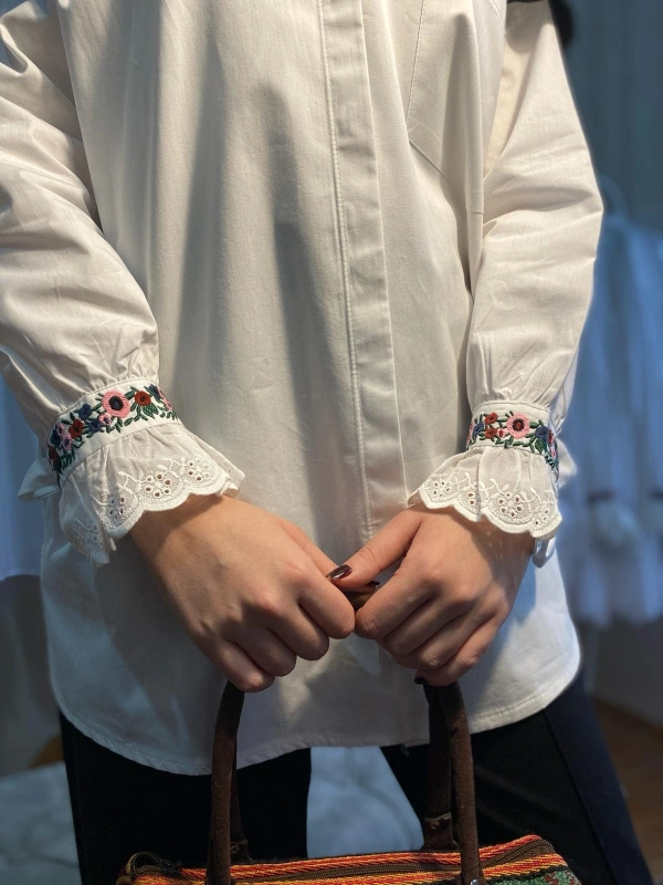 Kolu Bordo Çiçek Nakışlı Rumeli Gömlek - Beyaz
