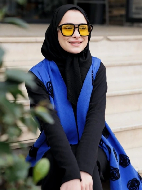 Süzene Siyah Çiçek Nakışlı Yelek Mavi