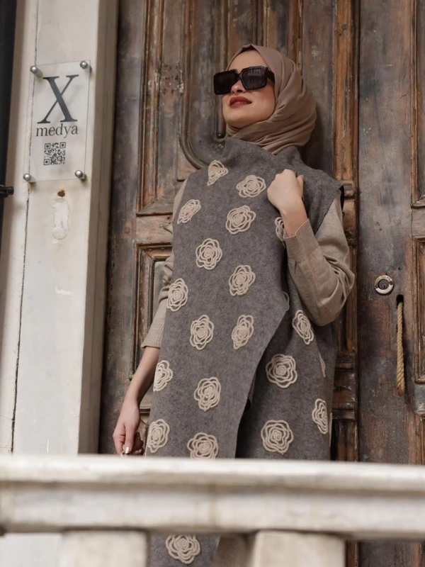 Süzene Bej Çiçek Nakışlı Yelek Vizon