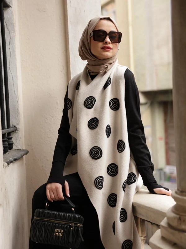 Süzene Siyah Daire Nakışlı Bej Yelek