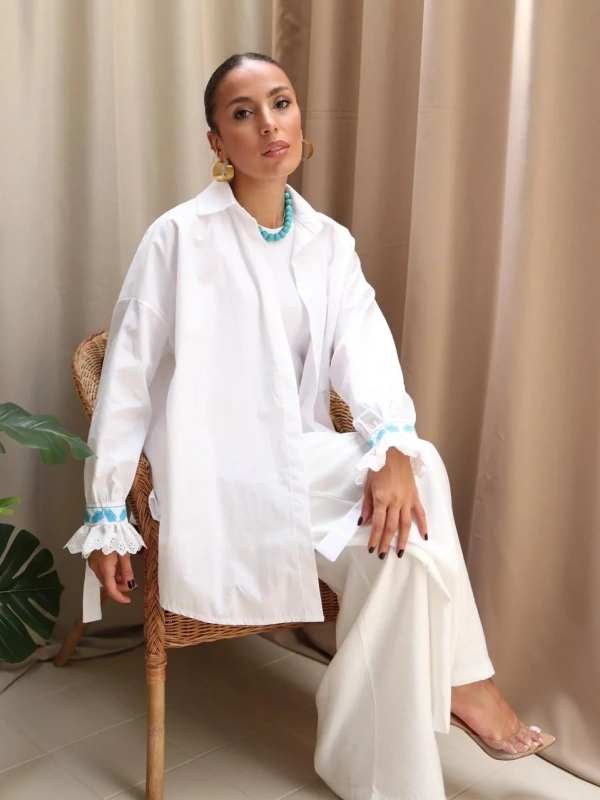 Kolu Mavi Çiçek Nakışlı Rumeli Gömlek - Beyaz