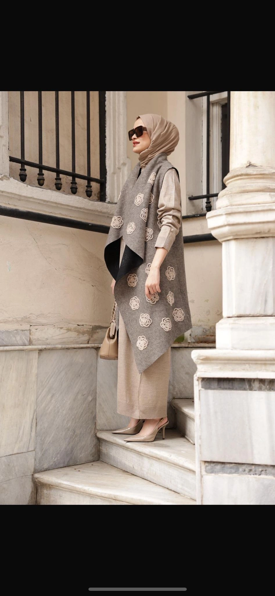 Süzene Bej Çiçek Nakışlı Yelek Vizon