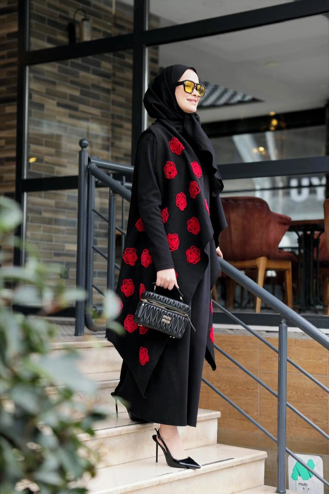 Süzene Bordo Çiçek Nakışlı Yelek Siyah