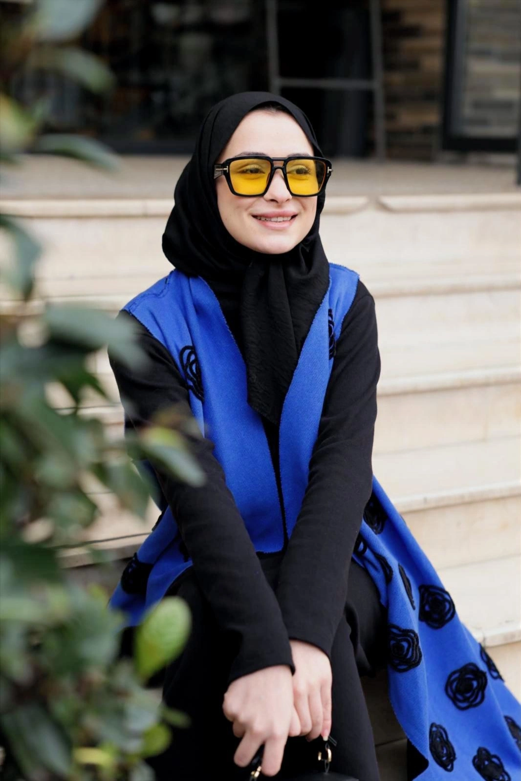 Süzene Siyah Çiçek Nakışlı Yelek Mavi