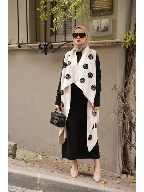 Süzene Siyah Daire Nakışlı Bej Yelek