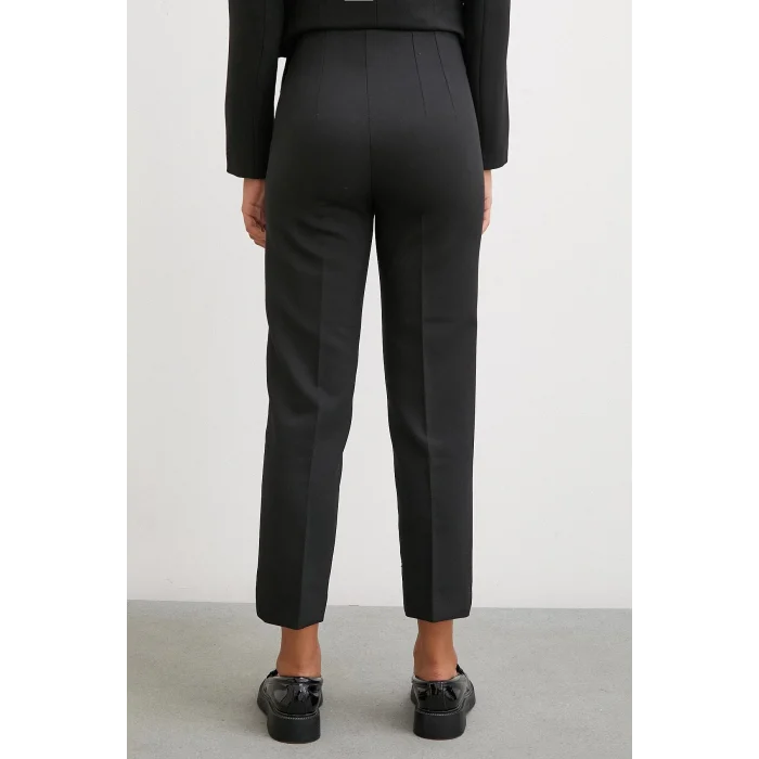 Havuç Paça Yırtmaçlı Pantolon Siyah